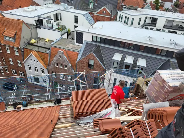 Der Blick vom First auf das Gerüst 
