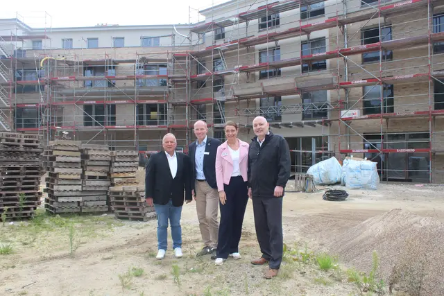 Vor der neuen Seniorenresidenz (v. li.): Frank Markus, Geschäftsführer der Specht Gruppe, Bürgermeister Tobias Handtke, Miriam Rathmann (Fachbereichsleiterin Ordnung und Soziales) sowie Thomas Saunus (Fachbereichsleiter Ortsentwicklung und Immobilienwirtschaft) | Foto: pm