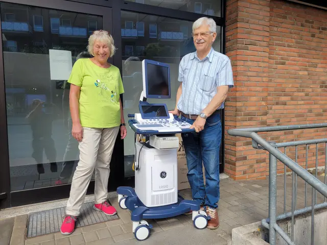 Gynäkologin Dr. Birgit Buchholz spendete dem Sambia-Förderverein, die Geräte aus ihrer ehemaligen Praxis für die neue Klinik in Livingstone. Dr. Werner Huber nahm die Geräte in Empfang | Foto: Huber