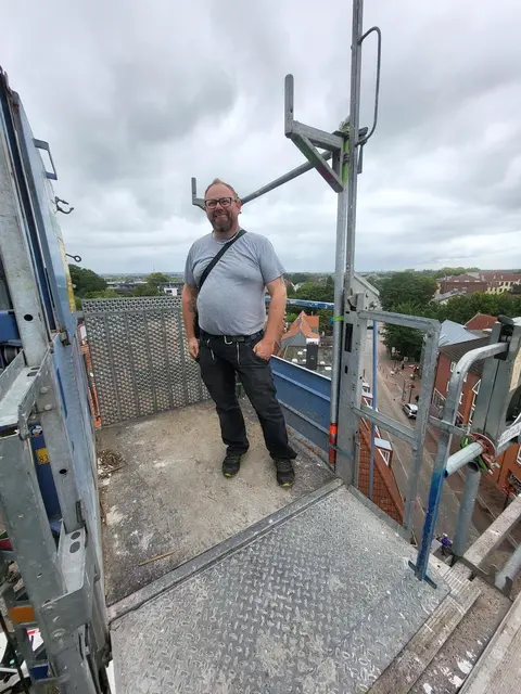 Nur Vertrauen - mit dem Lastenzug geht es wieder runter