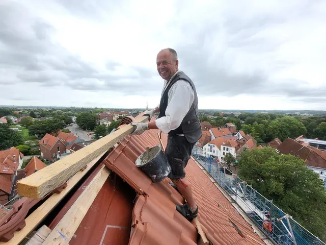 Altgeselle Frank Weigand ganz entspannt an seinem Arbeitsplatz in 35 Metern Höhe