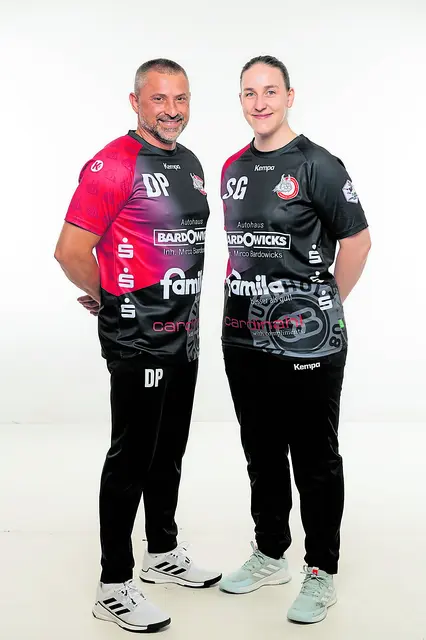 Co-Trainerin Svea Geist mit  Cheftrainer Dubravko „Dudo“ Prelcec  | Foto: Studio Gleis 11 / Jens Schierenbeck