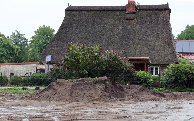 Einen ganzheitlichen Blick von der Straße Unter den Linden auf das denkmal­geschützte Fachwerkhaus "Vierdörfer Dönz" gibt es schon heute nicht | Foto: cc