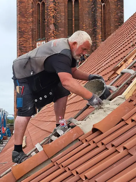 Altgeselle Jens-Peter Schröder kennt sich mit der Mörtel-Technik aus