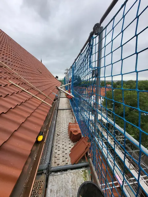 Viel Platz gibt es nicht - wenn zwei aneinander vorbei wollen, muss sich einer gegen das Dach lehnen
