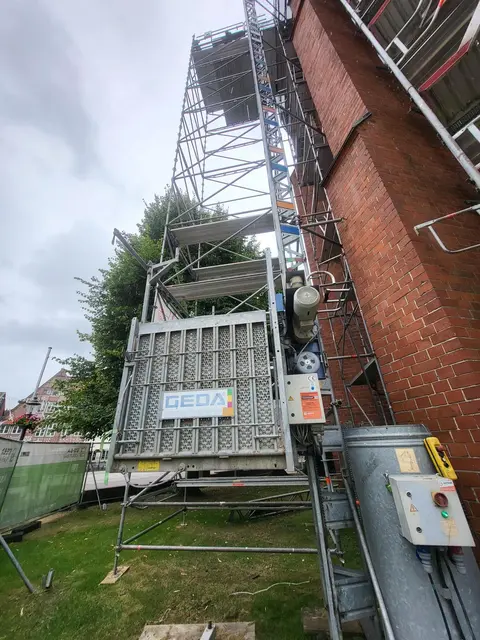 Der Lastenaufzug, mit wir bis ganz nach oben und wieder herunter gefahren sind