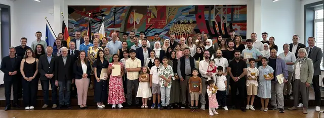 Die 41 neuen Staatsbürgerinnen und Staatsbürger mit den weiteren Gästen der Einbürgerungsfeier im Stader Kreishaus. | Foto: Landkreis Stade / Nina Dede