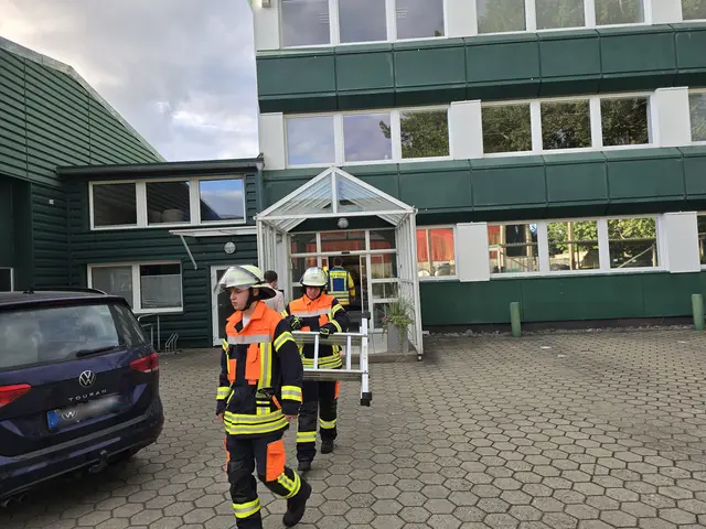 Vier Feuerwehren der Gemeinde Seevetal waren bei einem Unternehmen in Hittfeld im Einsatz, nachdem dort ein verdächtiger Brandgeruch im Inneren des Unternehmensgebäudes festgestellt worden war | Foto: Pressestelle Feuerwehr Seevetal