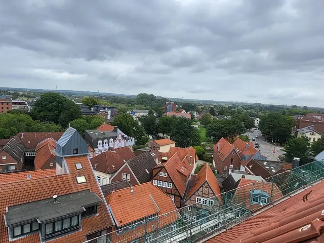 Leider ist die Sicht heute nicht so gut, aber am Horizont ist rechts der Hamburger Hafen zu erkennen