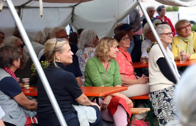 Die Gäste hörten dem Hospiz-Chor aufmerksam zu | Foto: cc