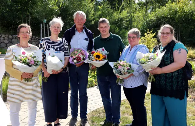 Eine besondere Ehrung gab es für diese langjährigen Hospiz-Mitarbeiter (v.l.): Birte Rantze, Sabine Zimdahl, Peter Johannsen, Eike Wahlmann, Heike Fricke und Rebecca Meinke  | Foto: cc