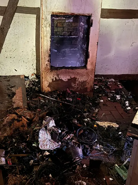 Unbekannte haben im Kamin eines leerstehenden Reetdachhauses gezündelt | Foto: FFW Wiepenkathen