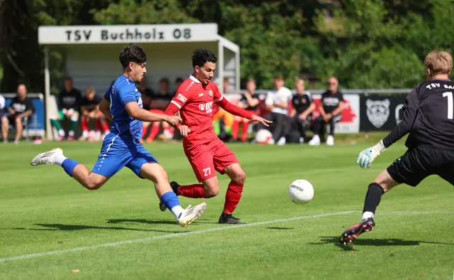 Mahmoud Haidar (Mitte) erhöhte auf 3:0 für Buchholz 08 | Foto: cc
