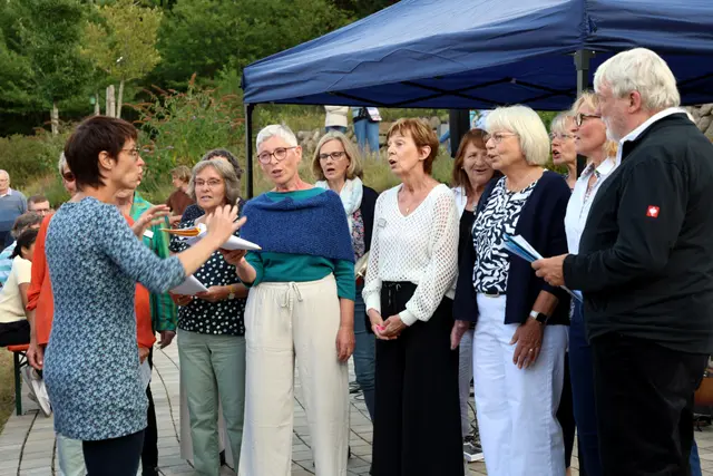 Der Hospiz-Chor unter der Leitung von Sonja Boskau (li.) | Foto: cc
