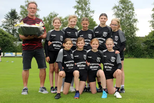 Die Mädchen des MTV Wangersen bedankten sich beim Chef vom Baugeschäft Müller für die Unterstützung. | Foto: MTV Wangersen