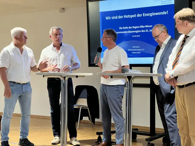 Talkrunde zum Thema Energiewende (v. li.): Uwe Leonhard (BWE), Torsten Wüstenberg (EWE), die Landräte Kai Seefried und Thorsten Krüger sowie der frühere Bundestagsabgeordnete Enak Ferlemann | Foto: Daniel Beneke/LK Stade
