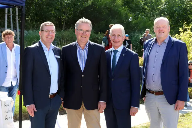 Die Ehrengäste (v.l.); Erster Stadtrat Dirk Hirsch (stv. Bürgermeister), Michael Riemann für die Bürgerstiftung, Landrat Rainer Rempe und  Superintendent Dirk Jäger - links im Hintergrund: Pascal Krieger, Moderator dieser Veranstaltung | Foto: cc