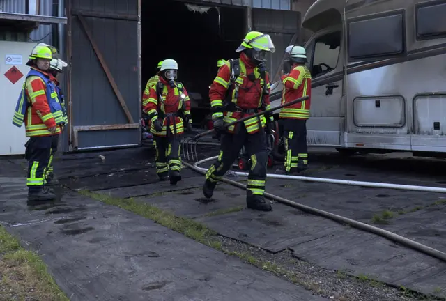 Ein Großaufgebot von Feuerwehren aus Hamburg und Niedersachen war am Freitagabend bei einem Lagerhallenbrand im Seevetaler Ortsteil Moor im Einsatz | Foto: Holthaus/Schmerling