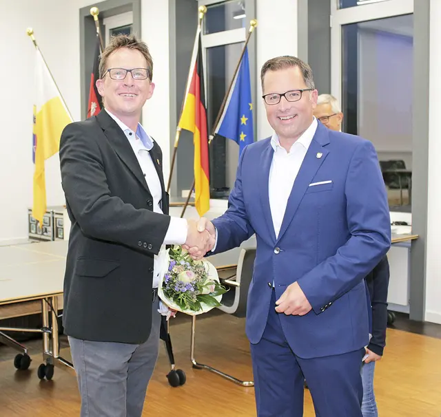 Hier gratuliert der unterlegene SPD-Bewerber Björn Protze (li.) Kai Seefried zu seinem Wahlsieg bei der Landratswahl 2021. Jetzt steht fest: Protze wird nicht erneut antreten | Foto: jab