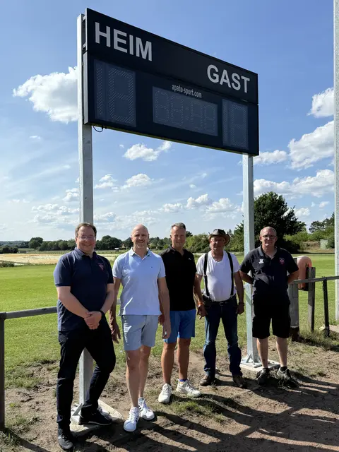 Die neue Anzeigetafel des MTV Ramelsloh wird stolz präsentiert: Andy Schünemann (v. li., Vereinsvorsitzender), Jens Zimmermann, Matthias Ferwing (Ferwing Bau- und Projektmanagement GmbH), Gerd „Pesen“ Peters (Pesens Hüpfburgenverleih) und Jörn Kruber (Fußballobmann) | Foto: Nina Schünemann