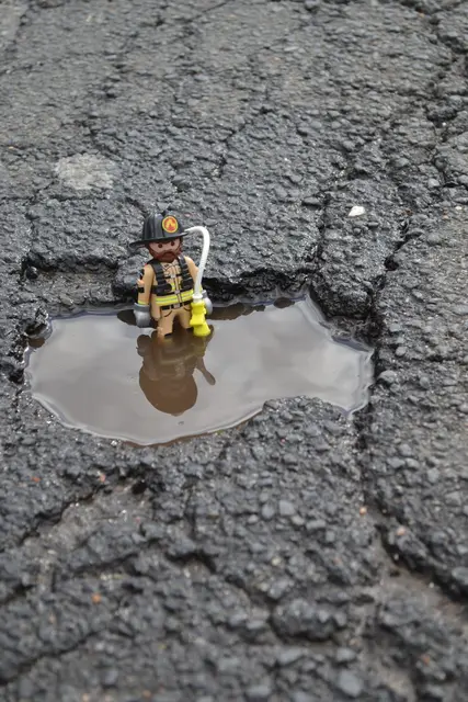 Dieser kleine Firefighter löscht kein Feuer: Er demonstriert, wie tief eines der Schlaglöcher in der Tostedter Zinnhütte ist | Foto: bim