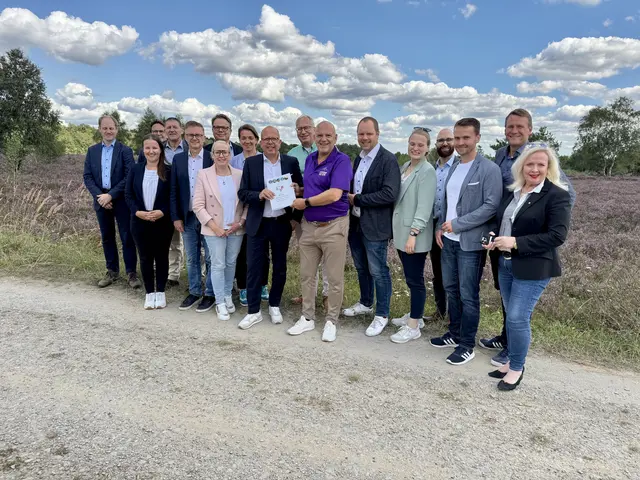 Ulrich von dem Bruch (Mi.), Geschäftsführer der Lüneburger Heide GmbH, mit den Mitgliedern des Tourismusausschusses des Landtages | Foto: Lüneburger Heide GmbH