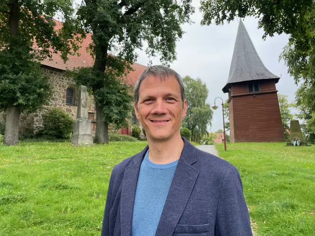 Thomas Rims vor der Mauritiuskirche. Er ist seit August neuer Kantor der Hittfelder Kirchengemeinde.  | Foto: Carolin Wöhling