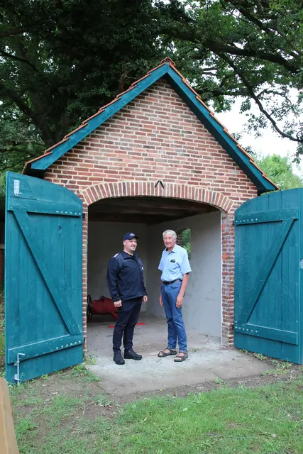 Martin Busch (li.) und Peter Johannsen freuen sich, dass das ortsbildprägende Spritzenhaus in Rade vor dem Abriss gerettet wurde | Foto: LK Harburg