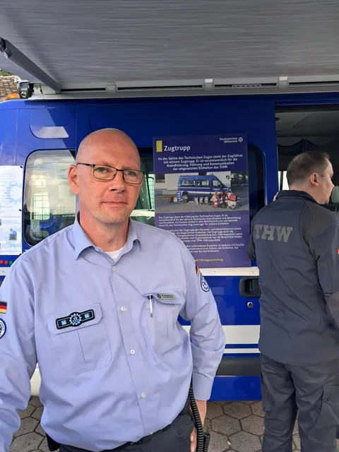Michael Grundmeyer vom Zugtrupp erklärte, wie das THW im Einsatz seine taktischen Ziele erreicht | Foto: Anika Werner