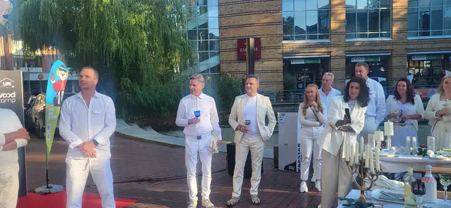 Buchholz' Bürgermeister Jan-Hendrik-Röhse (li.) war auch beim White Dinner  | Foto: André Welle