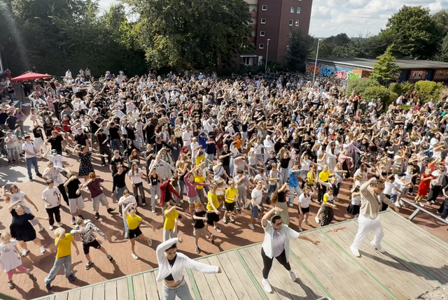 Gemeinsam tanzen auf dem Schulhof: Die Schülerinnen und Schüler der IGS Stade feierten das 15-jährige Bestehen ihrer Schule | Foto: Susanne Muszynski/IGS Stade