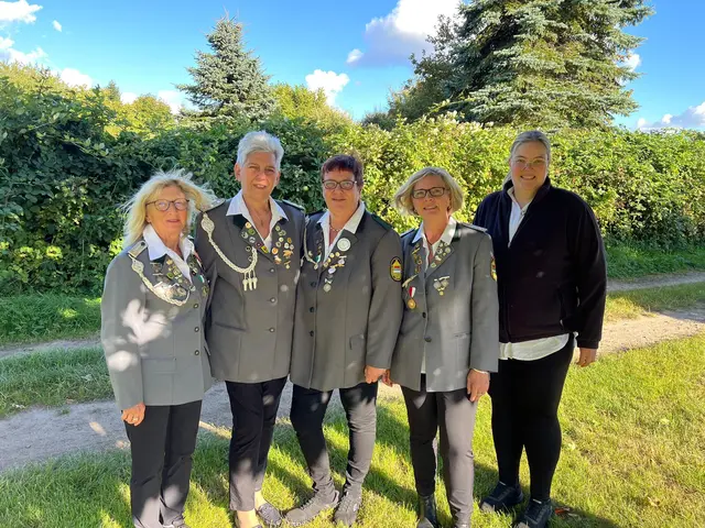 (V. li.) Petra Vogel, Anette von Pein, Damenkönigin Ines Köster, Kerstin Gebhardt-Hoppe und Catrin Köster | Foto: Schützenverein