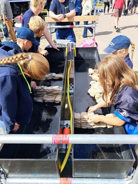 Die Kinderfeuerwehr Handorf beim Deichbau-Spiel | Foto: Anika Werner