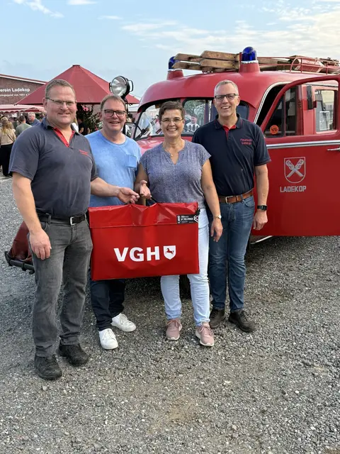 Bei der Spendenübergabe: (v.l.) Marco Rex, Birgit Fitschen, Arnd Fitschen und Jens Lohmann | Foto: Tim Ladwig /Feuerwehr Gemeinde Jork