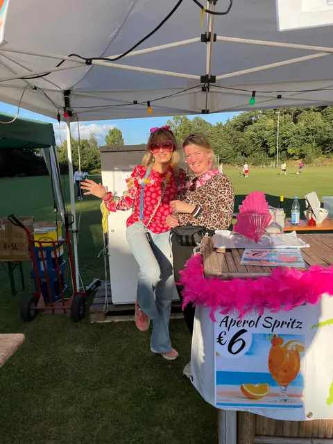 Kein Schlagermarathon ohne Federboa | Foto: BGV Jesteburg