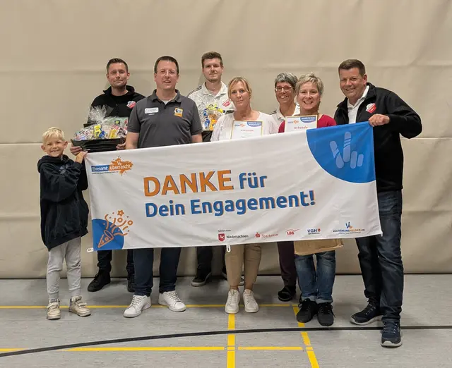 Die Geehrten mit Vorstandsmitgliedern des MTV und des KSB: (hi., v. li.) Jacob Hoffmeister, Sebastian Lühr, Matthias Lange, Christina Thiede, Monika Mützel, Antje Lackmann und Alexander Balzer sowie (vorne li.) Matthias Langes Sohn Noah
 | Foto: KSB Harburg-Land