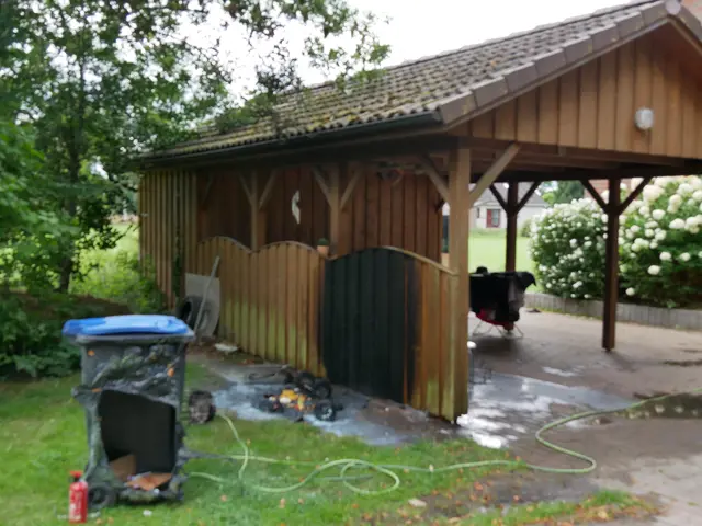 Von den Mülltonnen war nach dem Brand nicht mehr viel übrig | Foto: Erwin Bube