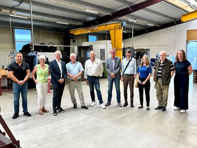 Einblicke in die Abläufe und die Arbeit bei MMS in Wenzendorf erhielten die Mitglieder des Kreistagsausschusses für Wirtschaft, ÖPNV und Tourismus des Landkreises vor der jüngsten Sitzung | Foto: Landkreis Harburg