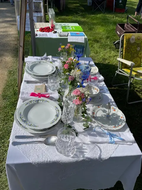 Das Porzellan ist nicht nur nachhaltig, sondern wertet auch die Gartenparty auf | Foto: Gundi Salchow