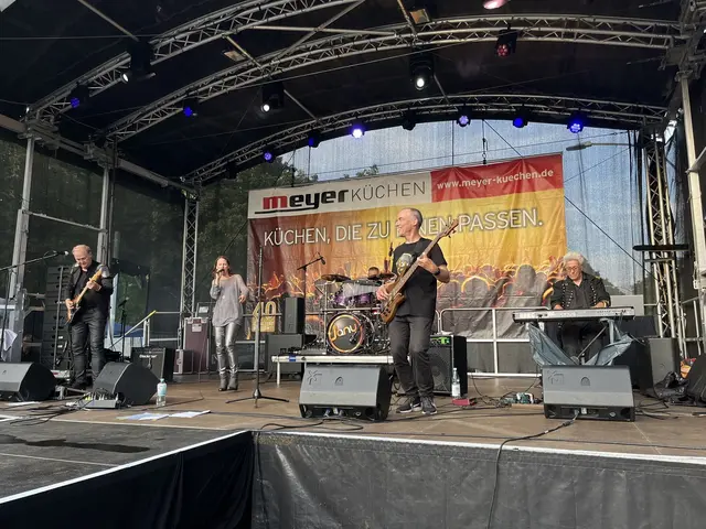 An den Bühnen ist über das gesamte Wochenende Programm | Foto: sra