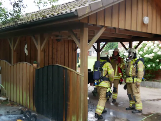 Die Feuerwehr kontrollierte den Brandort auf Glutnester | Foto: Erwin Bube