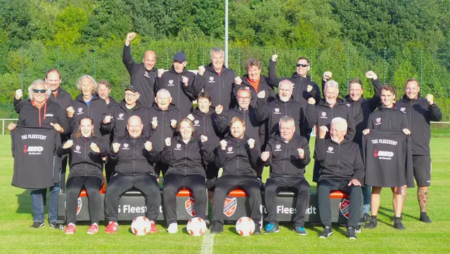 Men in Black: Die WALKING REDS des TuS Fleestedt in den neuen Allwetterjacken | Foto: TuS Fleestedt