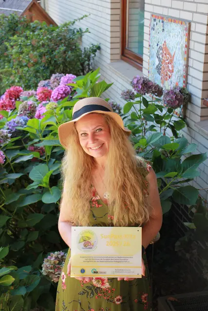 Caroline Wurch präsentiert stolz das Zertifikat zur „SunPass-Kita“ | Foto: Svetlana Strumberger 