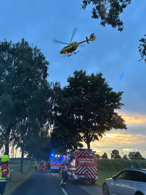 Mit einem Rettungshubschrauber wurde der schwerverletzte Fahrer ins Krankenhaus gebracht | Foto: Feuerwehr Harsefeld