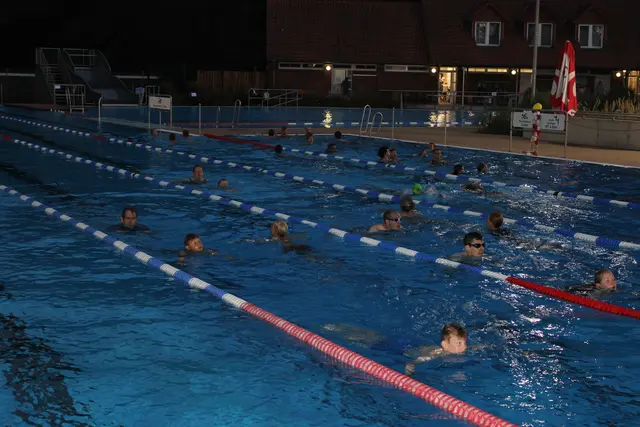 Reger Andrang im Wasser herrschte bei der "Nassen Nacht" auch zu später Stunde | Foto: ce