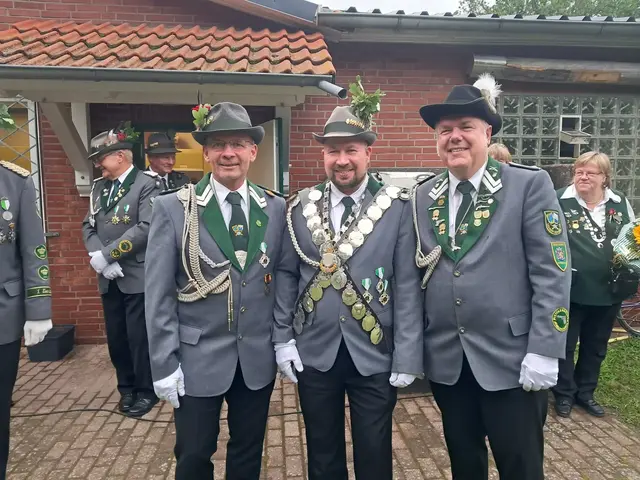 König Patrick Hassa (Mitte) mit seinen Adjutanten Jörg David (li.) und Stefan Kubbe | Foto: Gordon Zabel
