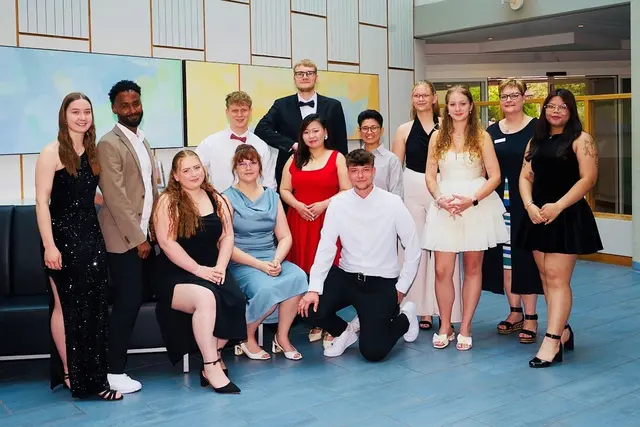 Die GSBZ-Absolventinnen und -Absolventen der Ausbildung zur Pflegefachkraft feierten nach drei intensiven Ausbildungsjahren ihr Examen im Krankenhaus Buchholz | Foto: Krankenhäuser Buchholz-Winsen