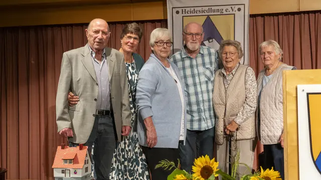 Sechs Mitglieder wurden für ihr 70-jährige Vereinszugehörigkeit geehrt (v. li.): Wolfgang Koch, Beathe Störmer (1. Vorsitzende), Ursula Groth, Paul Mrowinski, Charlotte Lange und Renate Störmer | Foto: Verein Heidesiedlung e.V.