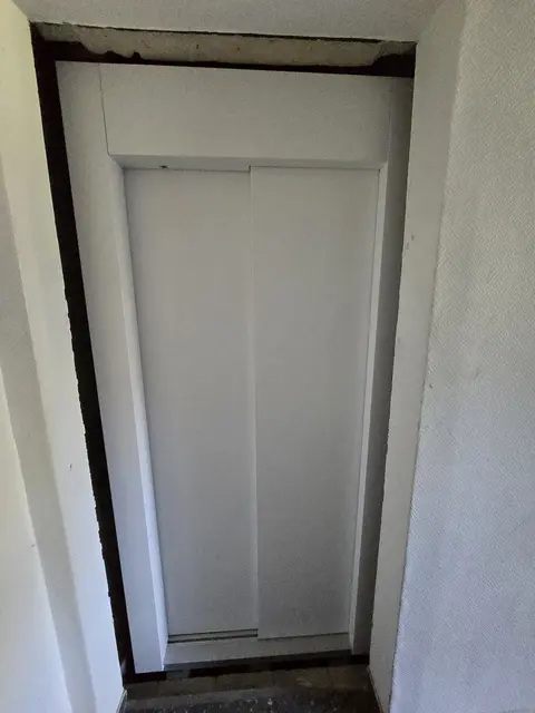 Der Personenaufzug der Luhelandpraxis am Viehhallenweg bleibt trotz Reparatur unbenutzbar - die Anforderungstaster fehlen | Foto: thl