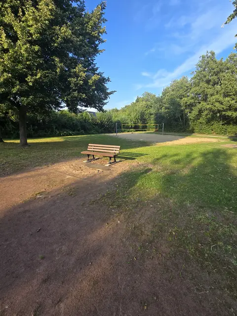 Schnelle Hilfe am Bultweg-Spielplatz: Die defekte Bank wurde von Stadt und Bauhof instand gesetzt | Foto: thl